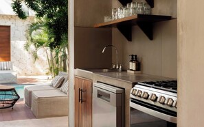 Frigorífico, microondas, horno y placa de cocina