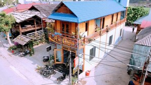 A two-story building with a blue roof and a sign that reads "Homestay Châu". - Ha Chau Homestay (Mu Cang Chai)
