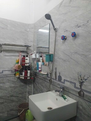 Double Room | Bathroom | Shower, free toiletries, hair dryer, slippers - Ha Chau Homestay (Mu Cang Chai)