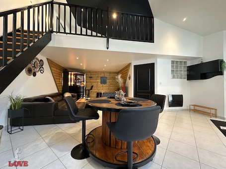 お食事. Charming Love Room with private spa Romantic getaway 2 steps from Belgium