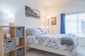 2 عدّة غرف نوم ومكواة/لوح كي وسرير سفر وواي فاي