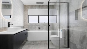 House, 4 Bedrooms | Bathroom - Luxury Living Accommodation in Victoria (Melbourne)