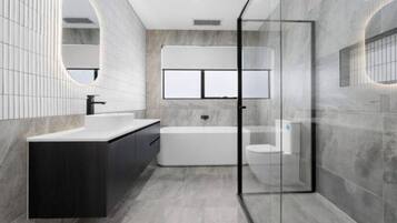 House, 4 Bedrooms | Bathroom