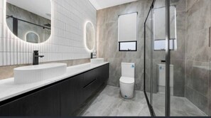 House, 4 Bedrooms | Bathroom
