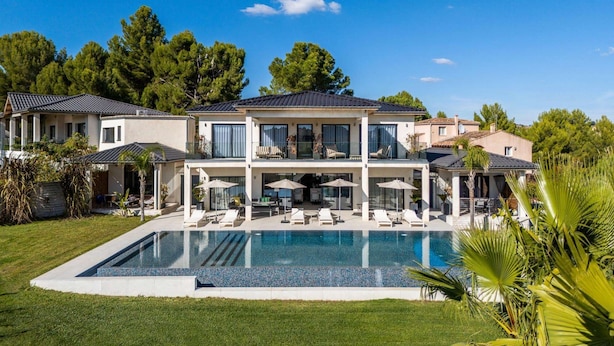 A large, modern two-story house with a swimming pool, outdoor seating, and lush greenery. - Suite "La Sunset" - Heated pool & SPA (Plaissan)