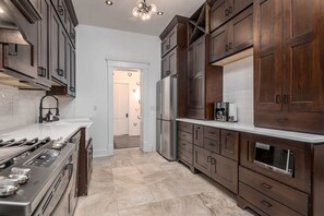 Kylskåp, mikrovågsugn, ugn och spishäll