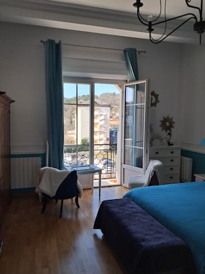 1 slaapkamer, een strijkplank/strijkijzer, wifi, beddengoed