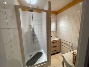 Hårføner, håndklær, såpe og toalettpapir