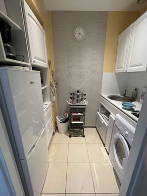 Micro-ondes, four, plaque de cuisson, lave-vaisselle