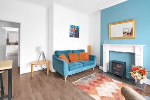 TV, fireplace, books - Comfortable 2 bedroom Home (Hartlepool)