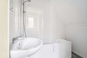 Shower, towels - Comfortable 2 bedroom Home (Hartlepool)