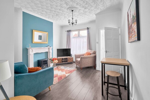 TV, fireplace, books - Comfortable 2 bedroom Home (Hartlepool)