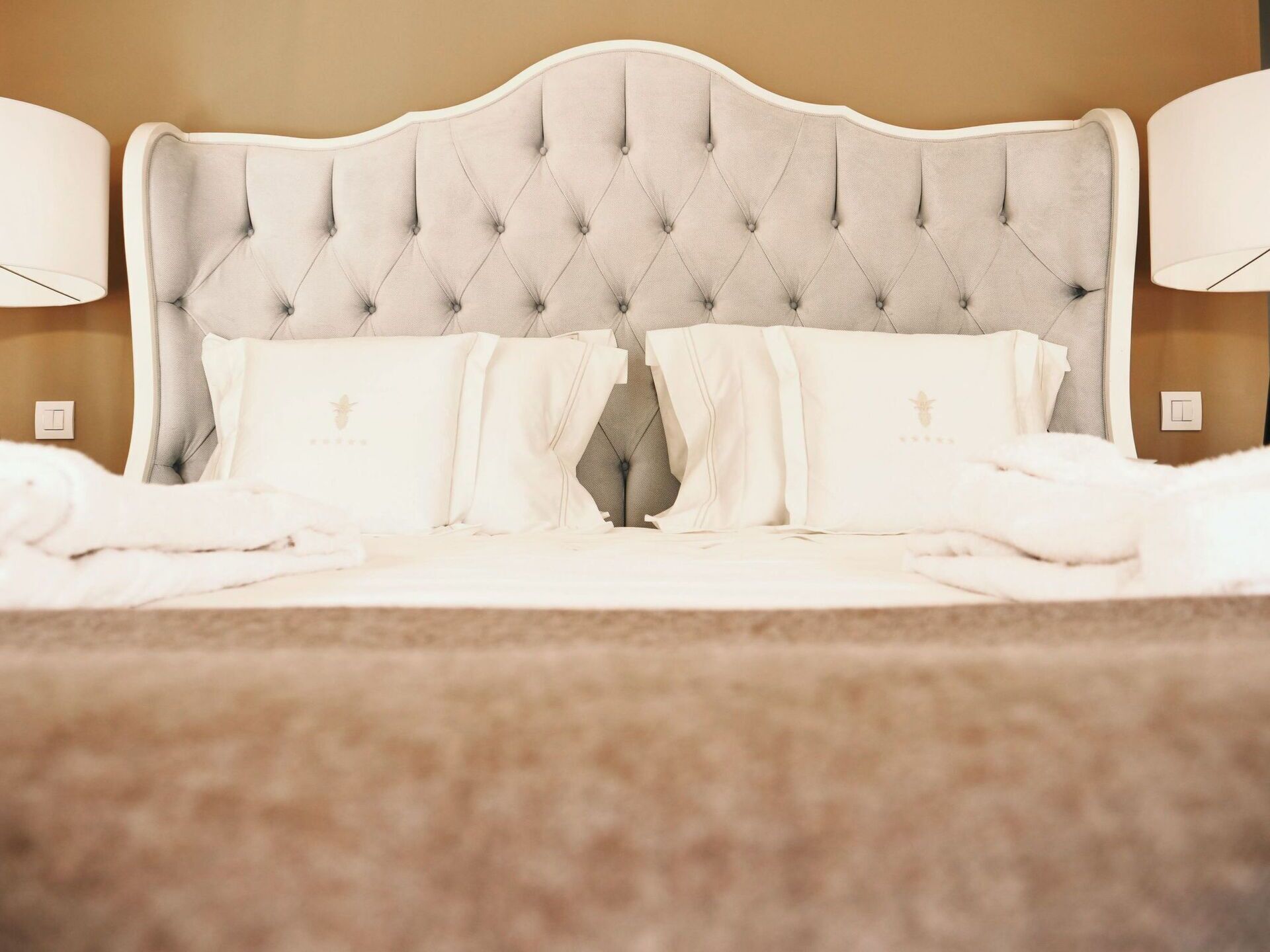 Möbel, Schlafzimmer, Bett, Bedding, Bettdecke, Interior Design, Linens, Textil, Beleuchtung, Kissen