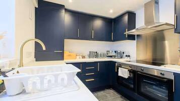 Køleskab, mikrobølgeovn, ovn, kogeplade