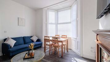 Televisio, takka, kirjoja