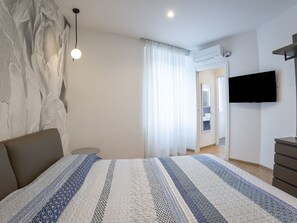 1 bedroom, free WiFi - Cosy apartment for 4 guests with WIFI, A/C, TV and terrace (Chiavenna)