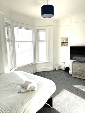 5 bedrooms, iron/ironing board, WiFi, bed sheets