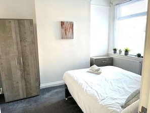 5 bedrooms, iron/ironing board, WiFi, bed sheets