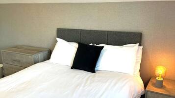 5 bedrooms, iron/ironing board, WiFi, bed sheets