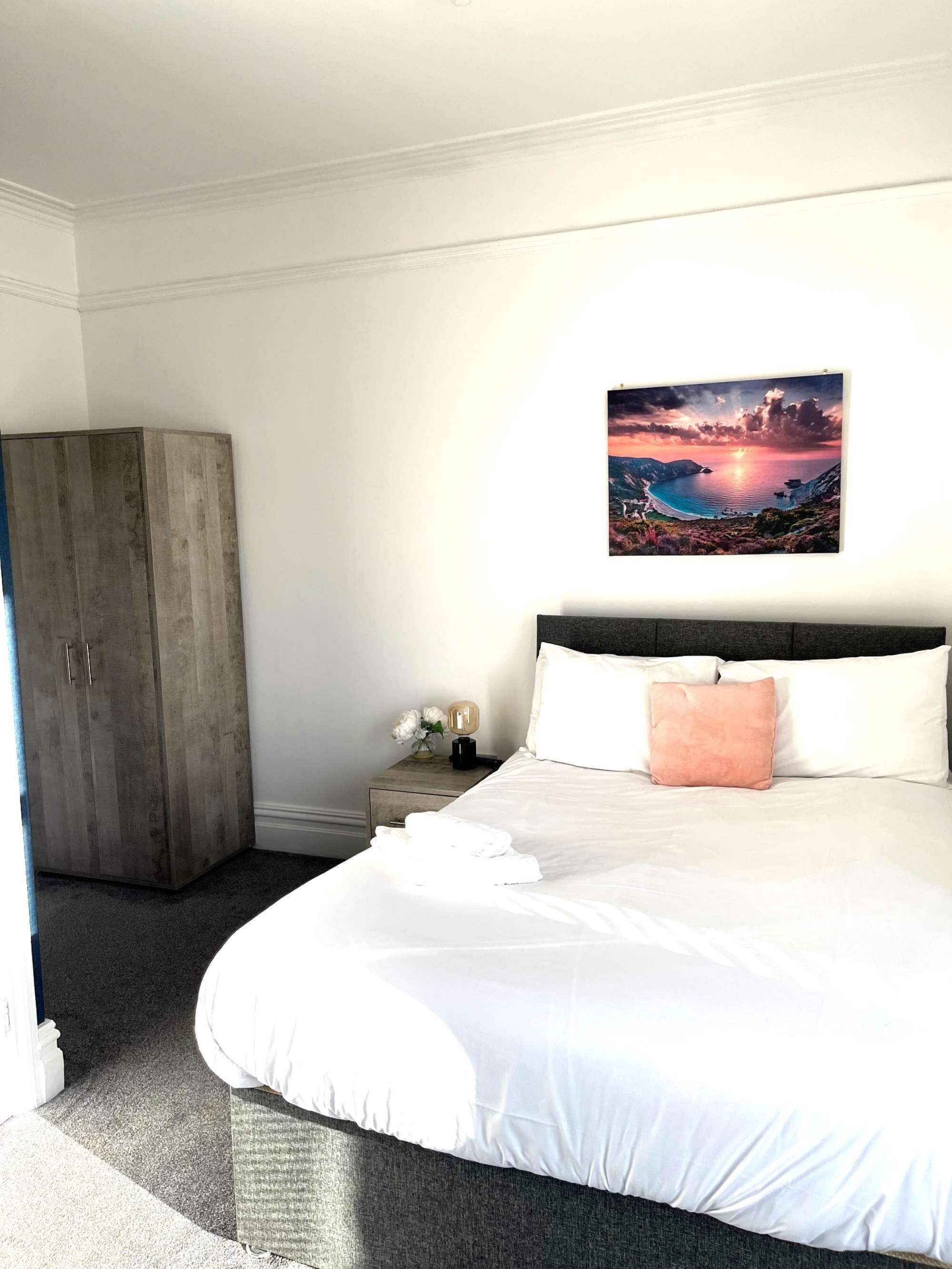 5 bedrooms, iron/ironing board, WiFi, bed sheets