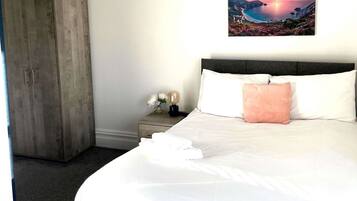 5 bedrooms, iron/ironing board, WiFi, bed sheets