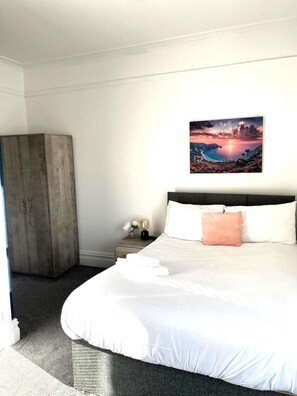 5 bedrooms, iron/ironing board, WiFi, bed sheets