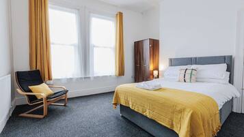 4 bedrooms, iron/ironing board, WiFi, bed sheets