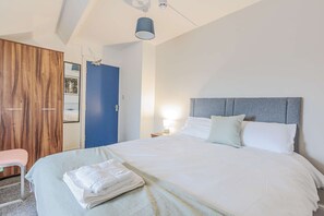 4 bedrooms, iron/ironing board, WiFi, bed sheets