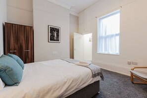 4 bedrooms, iron/ironing board, WiFi, bed sheets