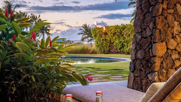 A lounge area with a view of a pool and tropical plants. - Walk to MK Beach! 🏝️ Private Pool 🏊‍♂️ Jacuzzi ♨️ Mauna Kea Resort (Waimea)
