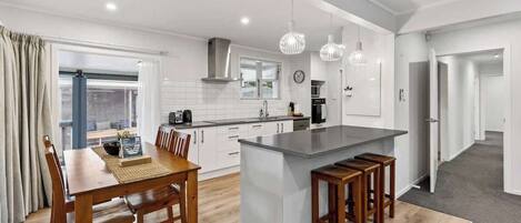 Kühlschrank, Mikrowelle, Ofen, Herdplatte