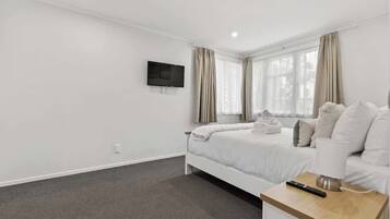 3 bedrooms, desk, iron/ironing board, WiFi