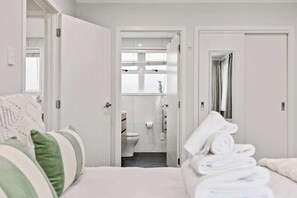 3 bedrooms, desk, iron/ironing board, WiFi