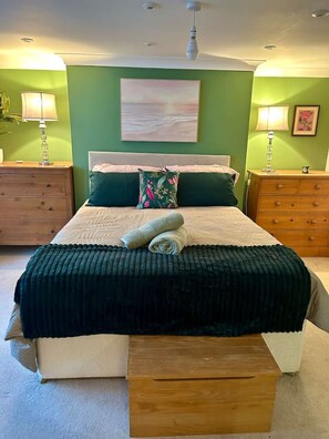 1 makuuhuone, työpöytä, silitysrauta/-lauta, vauvan matkasänky