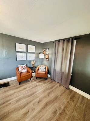 Interior - 1 Bed/1 Bath Condo w/Kitchen/LR-Sleeps up to 4PP (Russell)