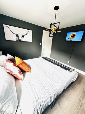 1 bedroom, free WiFi, bed sheets - Midnight Cowboy-1 Bed/1 Bath Condo-Kitchen/Living Room/Fireplace/Walkin Shower-Sleeps Up to 4PP (Russell)