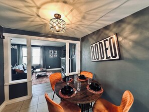 Dining - Midnight Cowboy-1 Bed/1 Bath Condo-Kitchen/Living Room/Fireplace/Walkin Shower-Sleeps Up to 4PP (Russell)