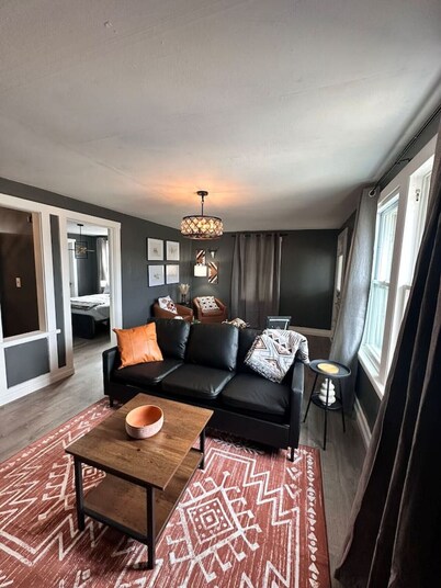 Downtown Russell 1BD/1BA Condo w/Kitchen/Fireplace/Grill/Pet-Friendly-2PP