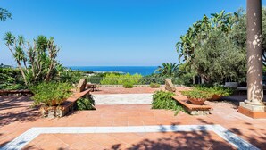 A paved pathway leading to a scenic overlook with a view of the ocean. - Charming Chalet Trilocale Located in Forio d'Ischia a few steps from the sea (Forio)