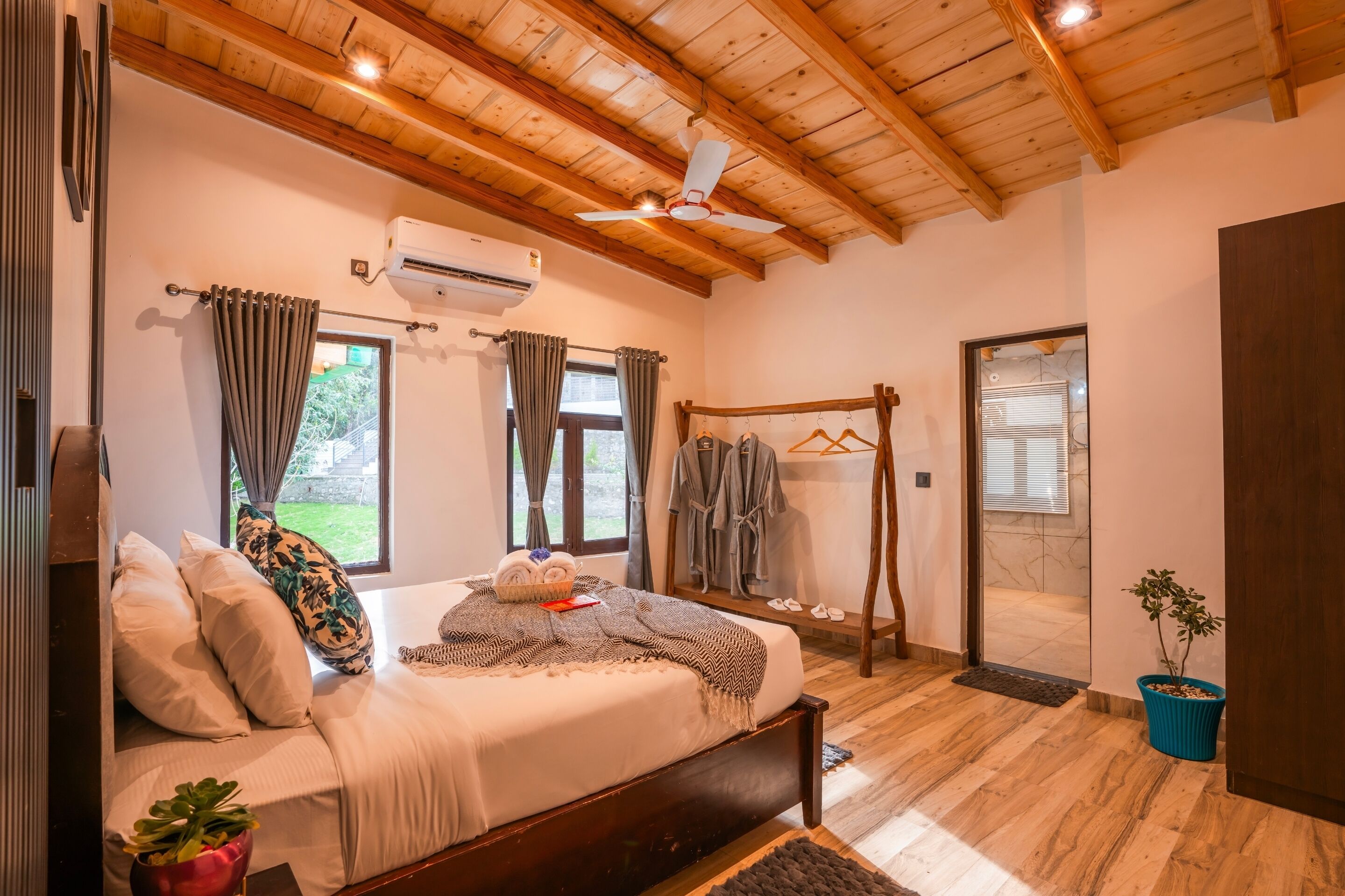 Suite with Lake View | Free WiFi, bed sheets
