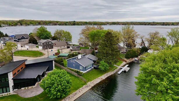 Un barrio residencial con casas, un muelle y un lago.