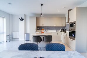 Fridge, microwave, oven, stovetop - Dublin Premier Oasis (Dublin)