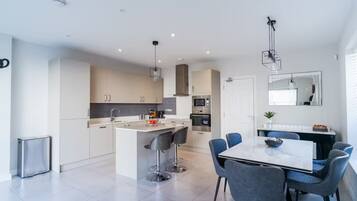 雪櫃、微波爐、焗爐、爐具