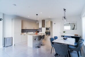 Fridge, microwave, oven, stovetop - Dublin Premier Oasis (Dublin)