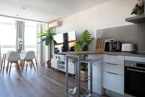 Departamento | Cocina privada | Refrigerador, microondas, horno y parrilla de estufa 