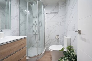 Appartement | Salle de bain | Douche, séchoir à cheveux, serviettes fournies