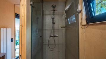 Regadera, secadora de cabello, batas, pantuflas