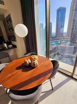 Dining - Cozy 1-bedroom apartment in beautiful Dubai with Burj Khalifa Views (Dubai)
