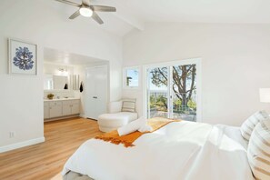 4 室のベッドルーム、デスク、WiFi、ベッドシーツ