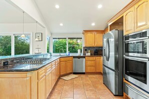 冷蔵庫、電子レンジ、オーブン、コンロ